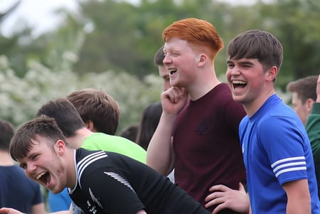 Un grupo de estudiantes de la Gortnor Abbey está afuera y conversando animadamente.