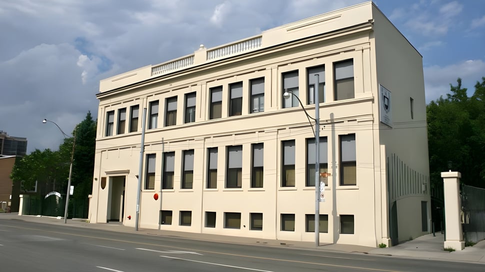 El edificio beige de varios pisos en estilo clásico pertenece al Great Lakes College of Toronto.