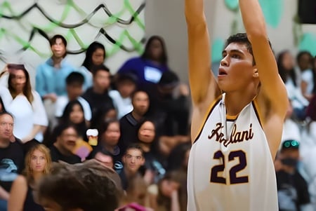 Un jugador de baloncesto con una camiseta blanca con el número 22 salta en el gimnasio de Hanalani Schools.