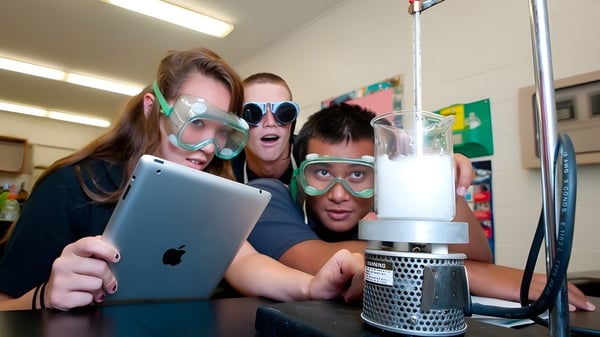 Estudiantes de Hanalani Schools hacen caras divertidas en el aula con varios objetos como iPad y licuadora.