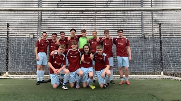 Un grupo de estudiantes de la Hanham Woods Academy posan juntos en el campo de fútbol.