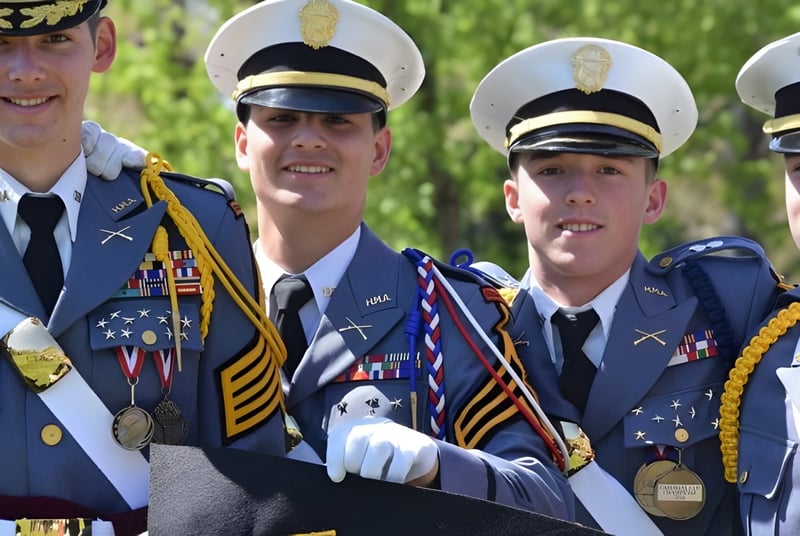 Militares uniformados están juntos al aire libre en el terreno de la Hargrave Military Academy.