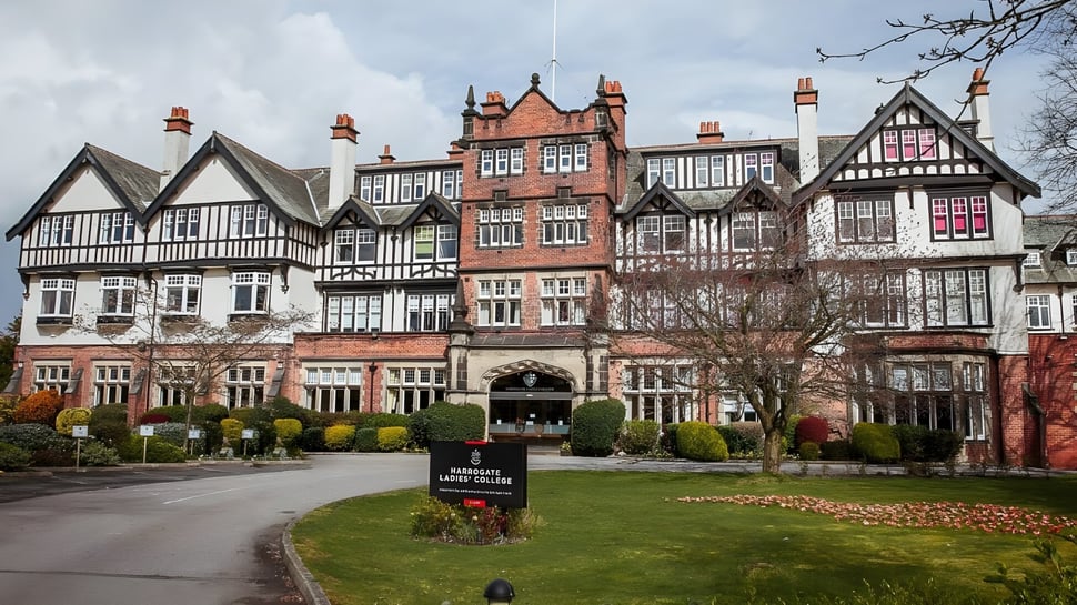 El edificio Tudor con jardín y camino en Harrogate Ladies’ College muestra la arquitectura histórica de la escuela.