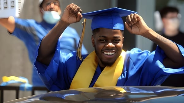 Un joven graduado en toga de graduación azul celebra con los brazos en alto en la fiesta de graduación de la H.B. Beal Secondary School.