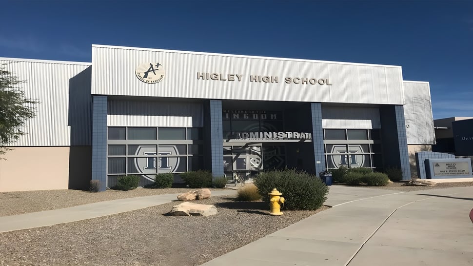 El gran edificio blanco con el letrero se encuentra en el terreno del Higley Unified School District.