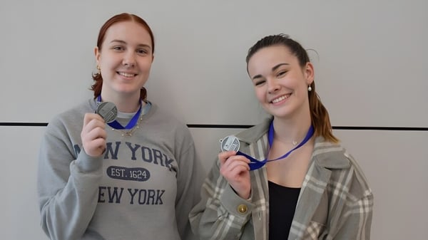 Dos personas con estetoscopios están en una sala en el campus de la Holy Cross Catholic Secondary School.