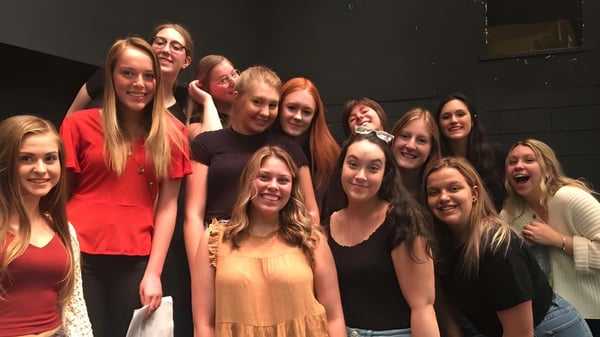 Un grupo de alumnas de la Holy Heart of Mary High School posó en una habitación oscura.