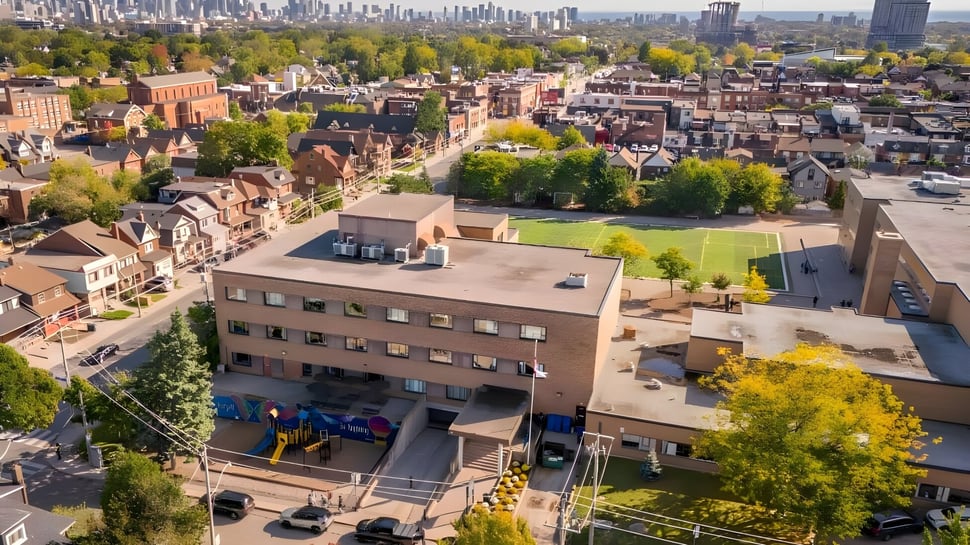 Vista de las áreas urbanas y verdes con edificios modernos en los alrededores del Hudson College.