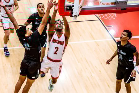 Estudiantes de la Huron High School juegan un partido de baloncesto en el gimnasio.