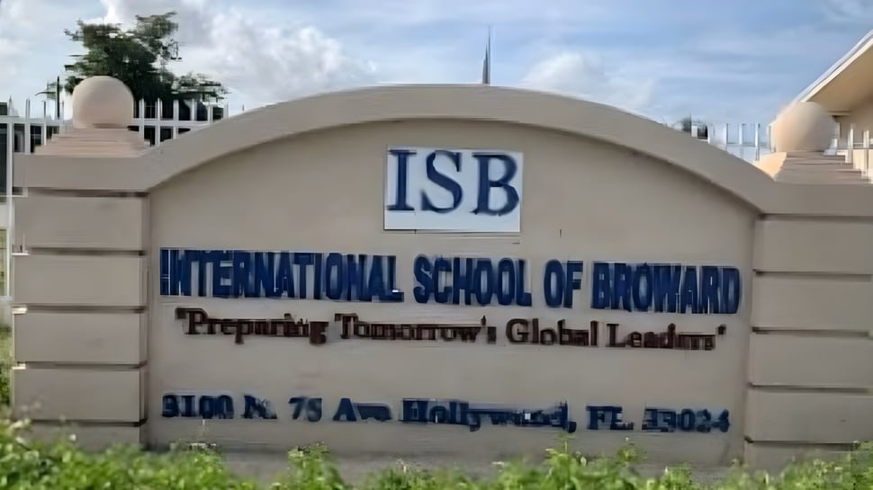 El cartel de la International School of Broward con cielo azul y verde de fondo.