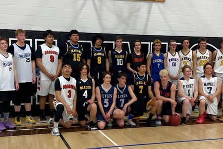 Un grupo de jugadores de baloncesto posan juntos en la cancha de la J.T. Foster High School.
