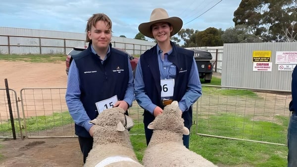 Dos personas con sombreros de vaquero están en el área exterior cercada de la Kadina Memorial School.
