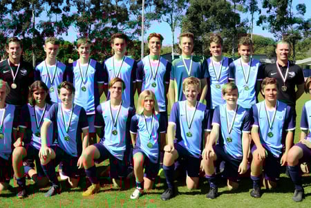 Un grupo de estudiantes juega al fútbol en el campo del Kawana Waters State College.