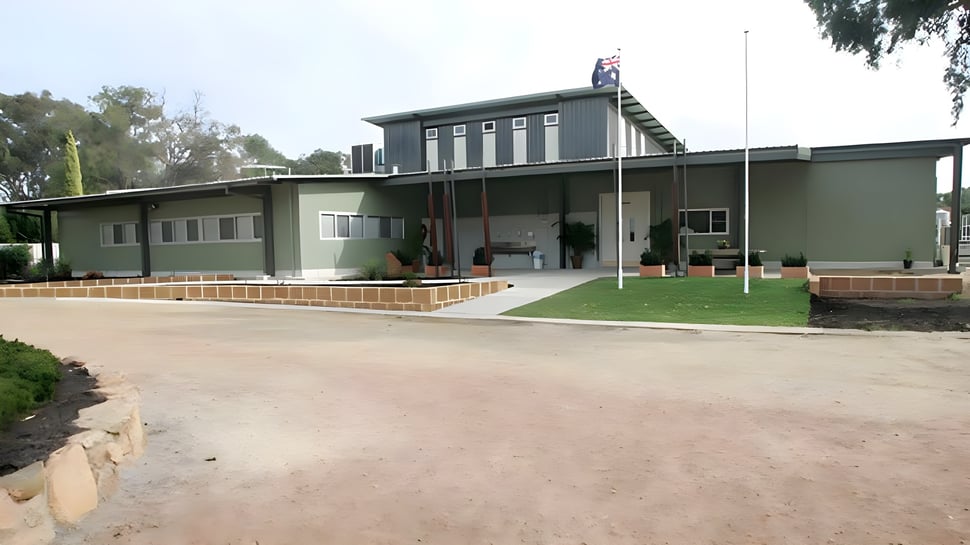 El moderno edificio escolar de la Kelmscott Senior High School está rodeado de árboles y áreas verdes.
