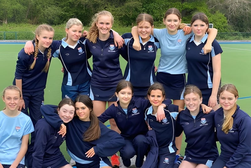 Un grupo de jóvenes deportistas se reúne en el campo del Kent College Pembury.