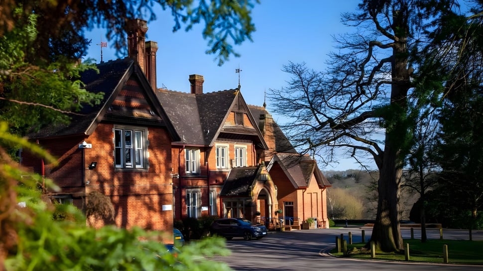 El edificio histórico de ladrillo con techo de tejas y arquitectura decorada en el campus del Kent College Pembury.