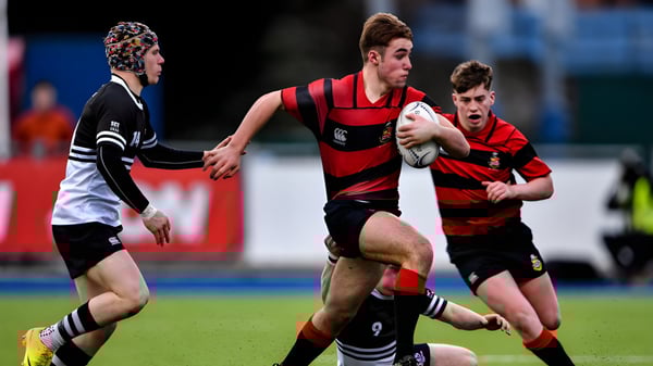 Dos jugadores en un tackle de rugby durante un partido en el campo del Kilkenny College.