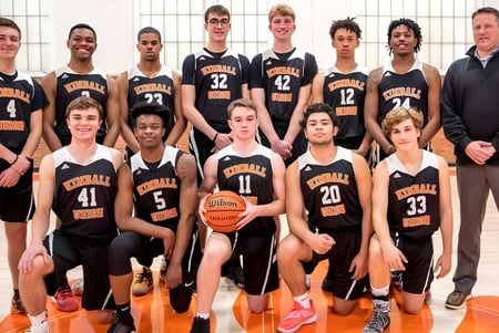 Un grupo de jóvenes jugadores de baloncesto posan en el gimnasio de la Kimball Union Academy.