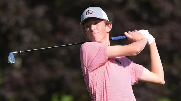 Una persona con gorra blanca juega al golf en un campo en el campus de King's Bruton.