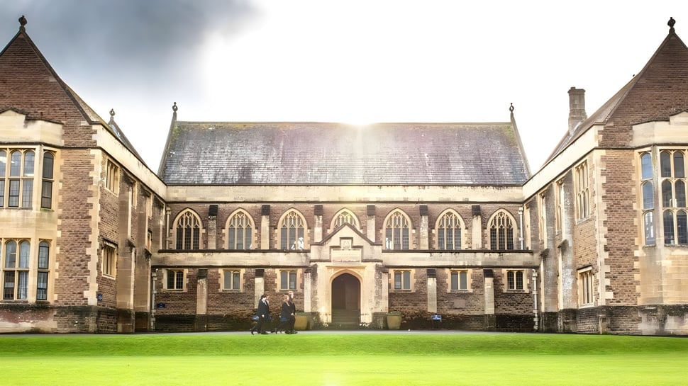 Una catedral gótica con detalles decorativos se encuentra en el terreno de King's Bruton frente a un campo verde.