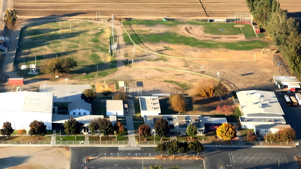 Paisaje rural con un pueblo y campos cerca de la Kings Christian School.