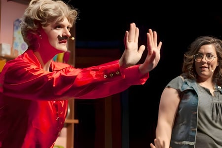 Dos mujeres están en una sala con arte colorido en las paredes en el campus de la Kootenay River Secondary.