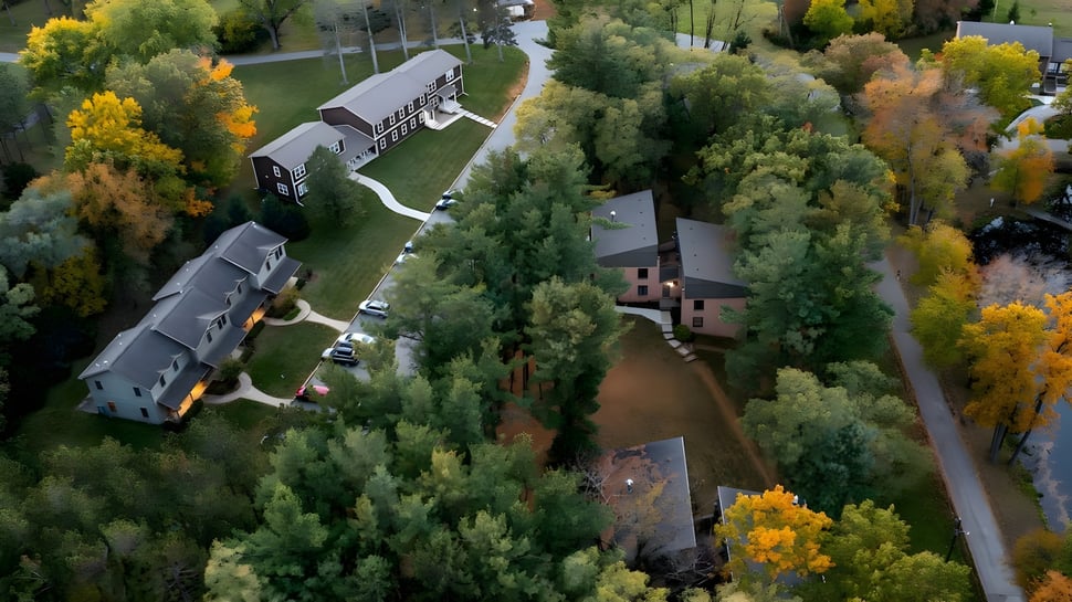 Vista desde el aire de un paisaje rural de otoño cerca de la La Lumiere School.