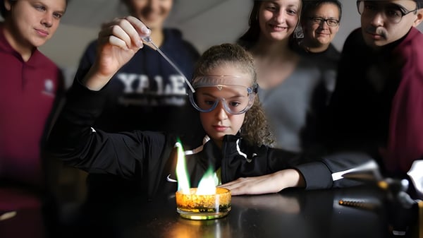Un grupo de estudiantes de la Lake Mary Preparatory School está de pie junto a una mesa con bebidas.