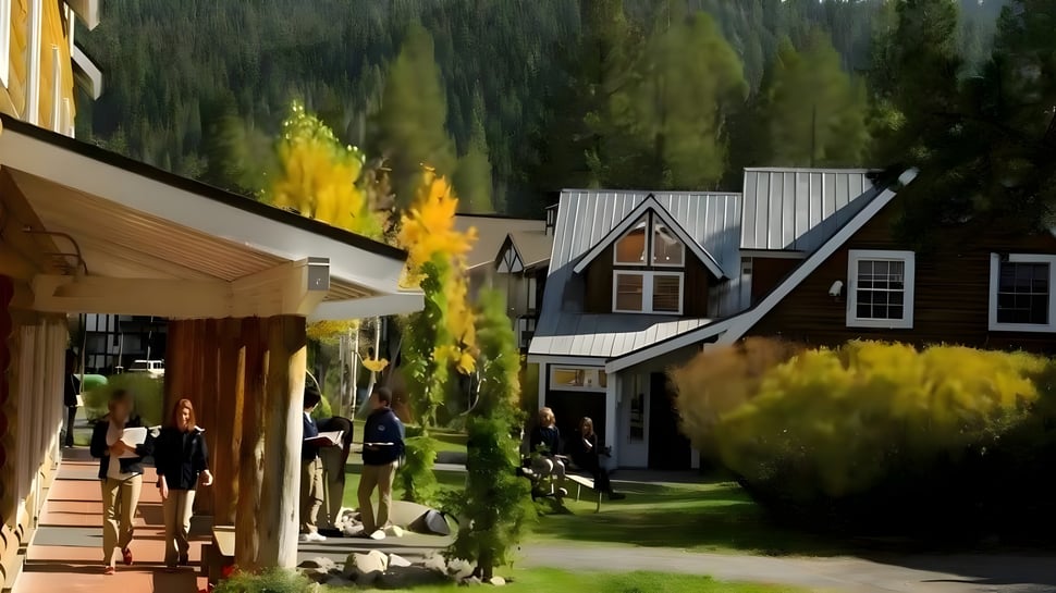 Una calle con casas de madera coloridas y personas caminando en el terreno de la Lake Tahoe Preparatory School.