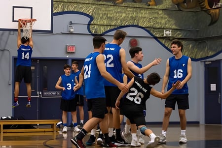 Un grupo de estudiantes de la Lambrick Park Secondary School se reúne en la cancha de baloncesto durante una sesión de entrenamiento.