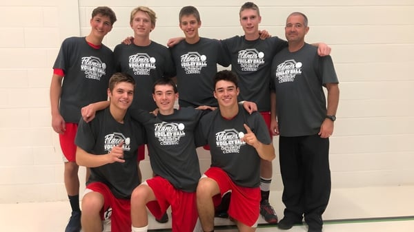 Un grupo de estudiantes del Lambton Central Collegiate & Vocational School está en el gimnasio y lleva camisetas negras uniformes.
