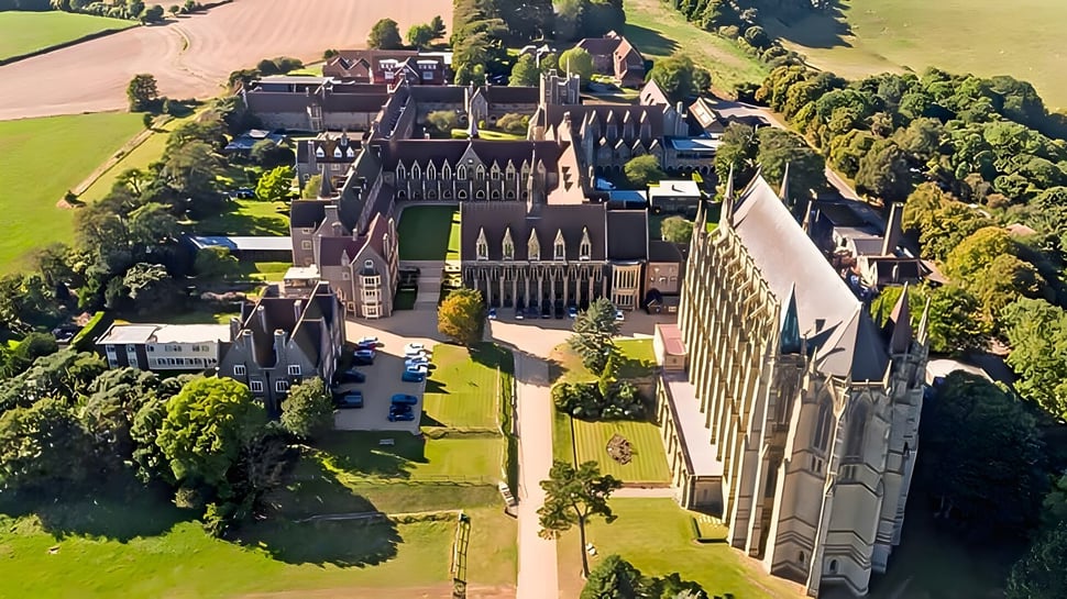 El castillo medieval en el campus del Lancing College está rodeado de paisajes verdes.
