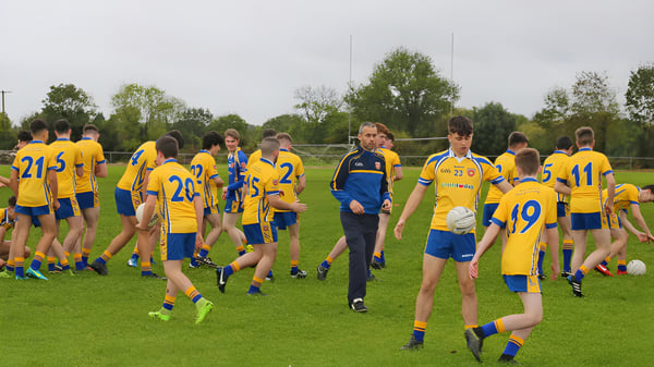 Un grupo de jóvenes futbolistas se puede ver en el campo del Lanesboro Community College.