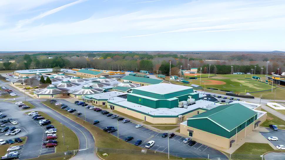 Vista aérea del gran complejo deportivo en el terreno de la Laurens Academy con campos de béisbol y piscinas.