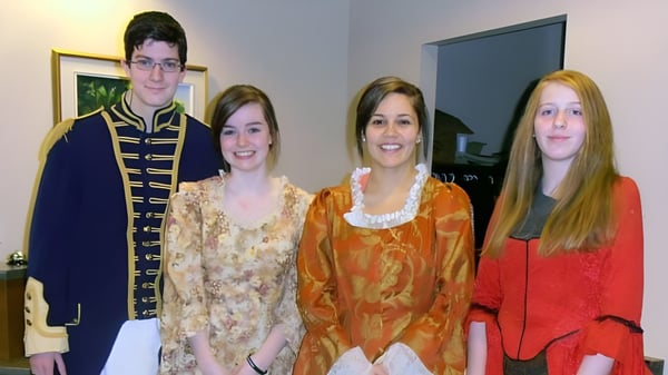 Cuatro estudiantes de Laval High School están juntos en una sala con decoración.