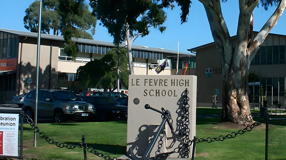 El campus de la escuela con el letrero de la Le Fevre High School está rodeado de árboles y edificios.