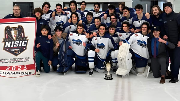 El equipo de hockey de la École secondaire publique Le Sommet posó con el trofeo y la pancarta tras ganar el campeonato.