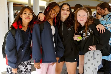 Un grupo de alumnas está en el pasillo y posando para una foto en el campus de la Leeming Senior High School.