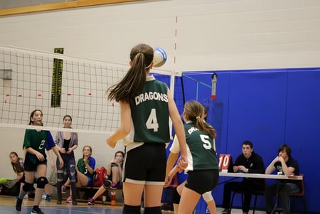 Estudiantes juegan un partido de voleibol en el campo deportivo de la École secondaire publique L'Héritage.