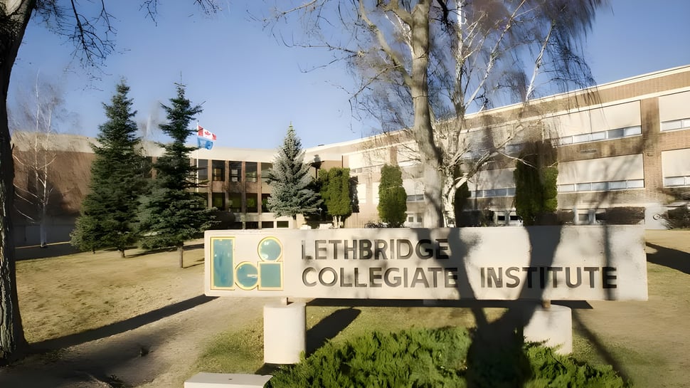 Un cartel del Lethbridge Collegiate Institute se ve en primer plano frente a árboles y un edificio.