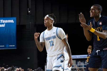 Dos jugadores de baloncesto de la Livingstone School celebran juntos en la cancha durante un juego.