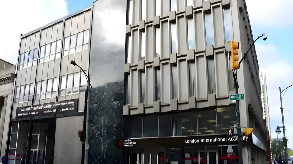 El moderno edificio de varios pisos con fachada de vidrio y metal pertenece a la London International Academy.