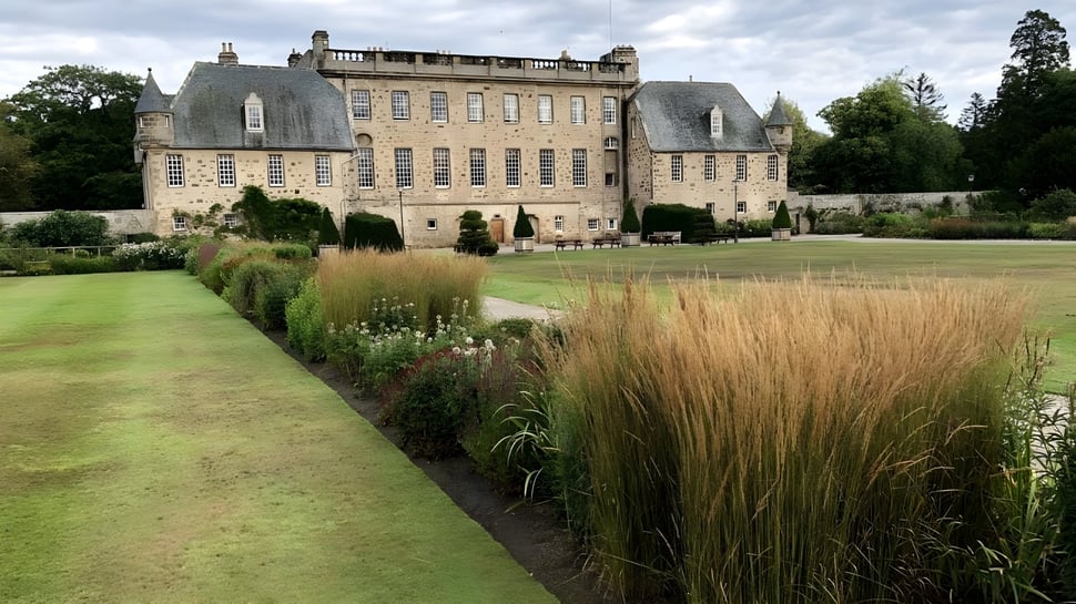 El histórico edificio parecido a un castillo de la Loretto School está rodeado de jardines bien cuidados y alta vegetación.