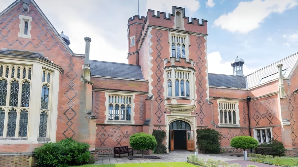 El edificio histórico de la Loughborough Grammar School está rodeado de jardines y caminos bien cuidados.