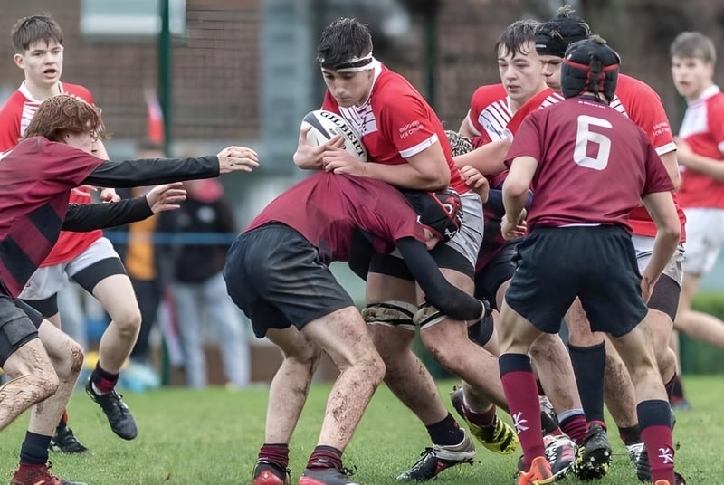 Estudiantes de la Loughborough Grammar School juegan un partido de rugby en el campo deportivo.