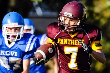 Dos jugadores de fútbol se enfrentan en el campo del Loyalist Collegiate & Vocational Institute.