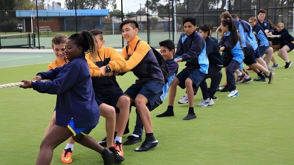 Estudiantes de la Lynwood Senior High School juegan un partido en el campo deportivo azul.