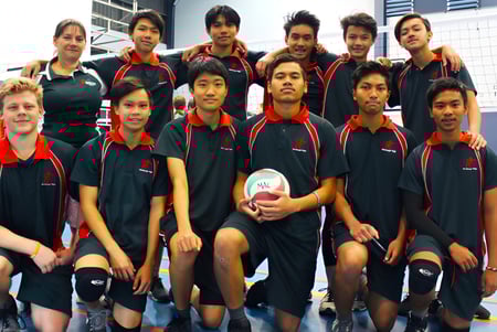 Un grupo de jóvenes atletas posan en la instalación deportiva de la MacGregor State High School en sus uniformes de entrenamiento.