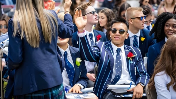 Un grupo de estudiantes en ropa formal celebra juntos en un evento en el Appleby College.