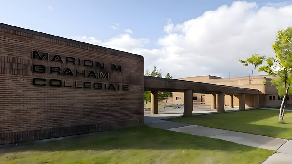 El edificio de ladrillo de Marion M. Graham Collegiate está rodeado de un área de césped y árboles.